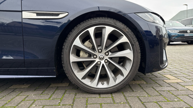 Jaguar XE 2.0 D200 R-Dynamic SE Black 4dr Auto Diesel Saloon